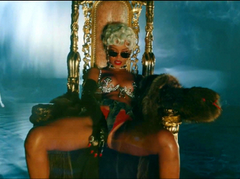 Rihanna - Pour It Up (Explicit).mp4_20131006_195347.172.jpg